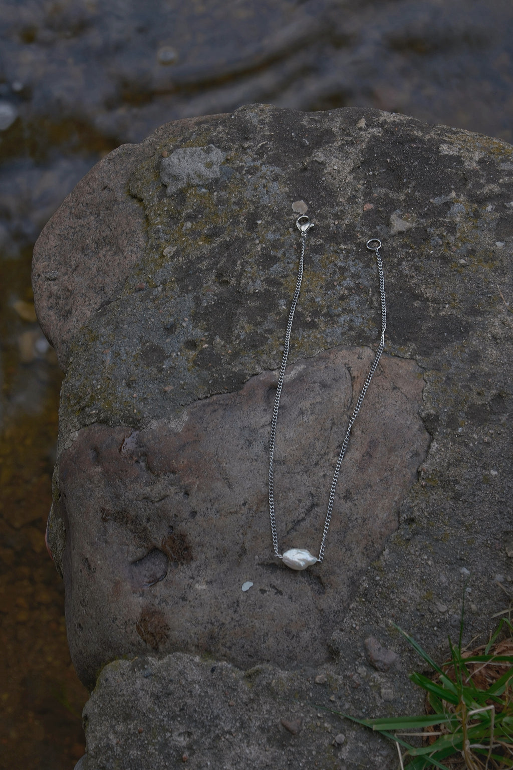 CHAIN NECKLACE WITH A BAROQUE PEARL