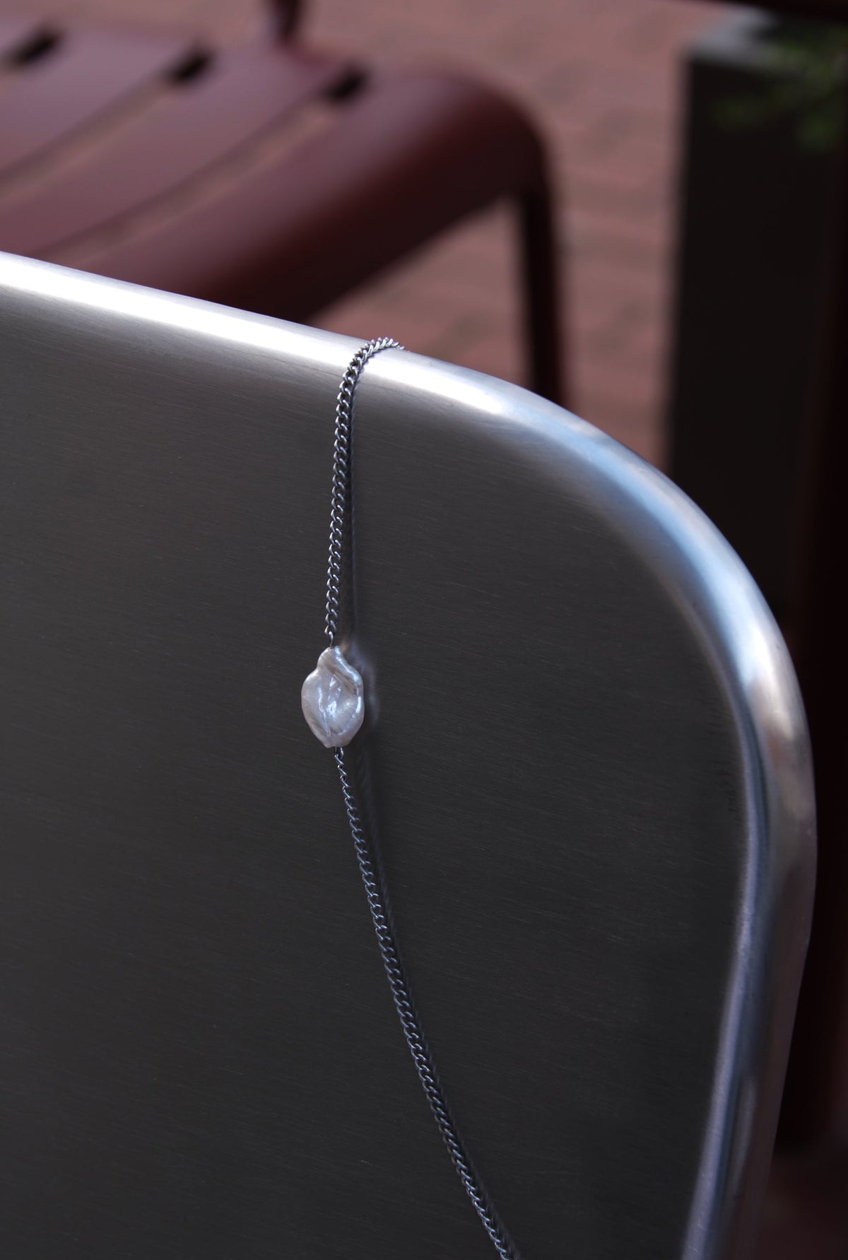 CHAIN NECKLACE WITH A BAROQUE PEARL